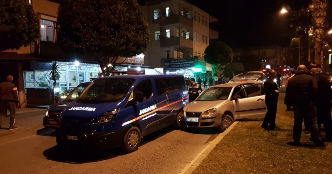 'Dur' ihtarına uymadı jandarma aracına çarptı 