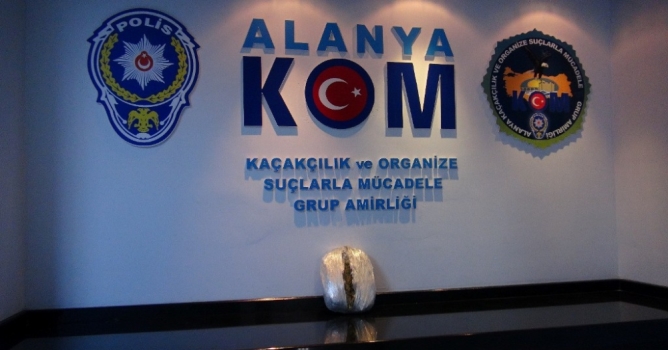 'Dur' ihtarına uymayan araçtan 1 kilo esrar çıktı 