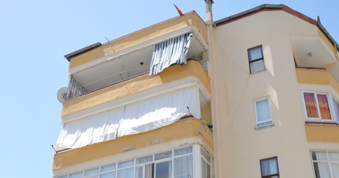 2 yaşındaki çocuk 5'inci kattan düştü