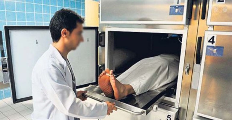 Hollandalı evinde ölü bulundu