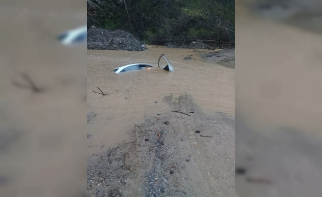 Sapadere'de çöken yol aracı yuttu