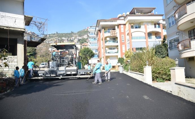 Alanya Belediyesi sıcak asfalt çalışmalarını sürdürüyor