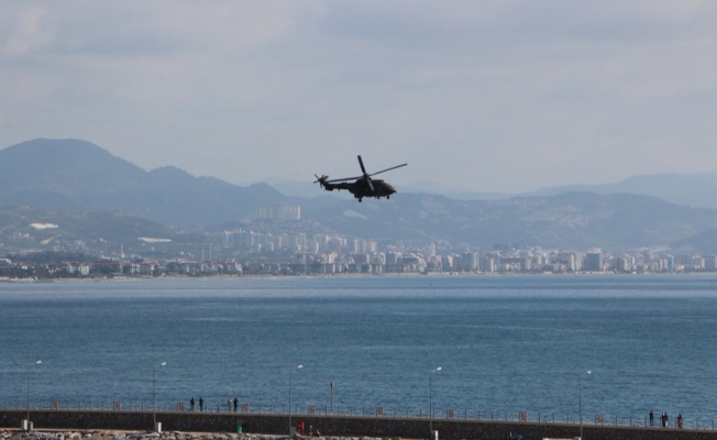 Alçak uçuş yapan askeri helikopter dikkat çekti