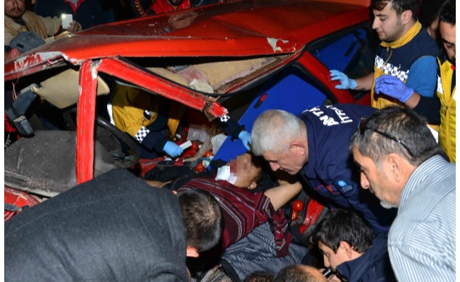 İki Otomobil Çarpıştı: 1 Ölü, 6 Yaralı