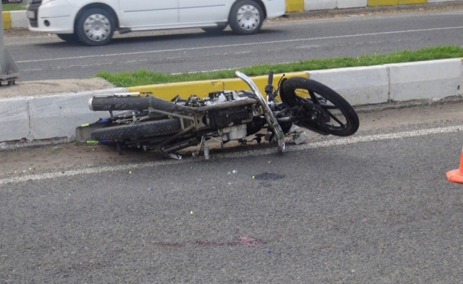Motosikletle otomobil çarpıştı: 1 ağır yaralı