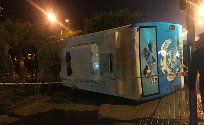 Alanya'da Görevli Askerleri Taşıyan Araç Devrildi