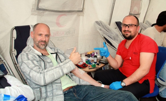 Hollandalı, Afrin için  kan bağışında bulundu