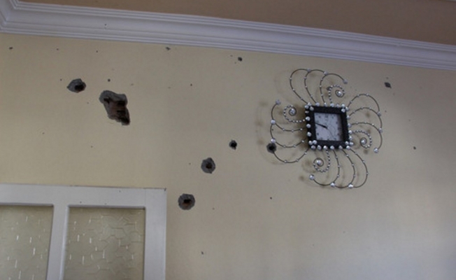 Komşusunun evine kurşun yağdırdı