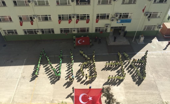 Öğrenciler bedenleriyle 'Afrin' yazdı