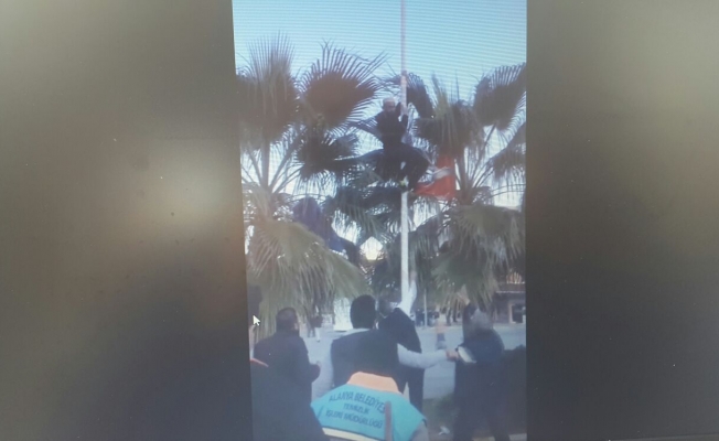 Türk Bayrağı'nı indirmek istedi