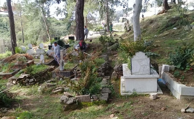 Alanya’da mezarlıklara bahar bakımı