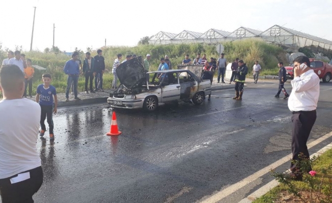 Alev topuna dönen araçtan sürücü son anda kurtuldu