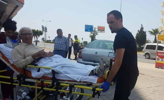 Motosikletin altında kalan yaşlı adam yaralandı