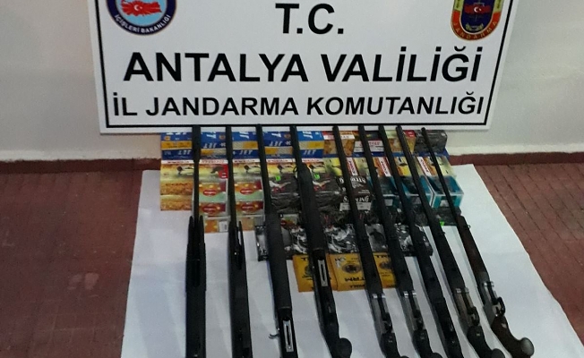 Operasyon yapılan bakkaldan cephanelik çıktı