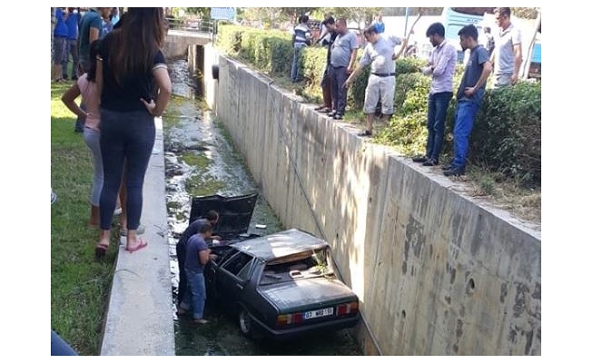 Alanya'da otomobil su kanalına uçtu