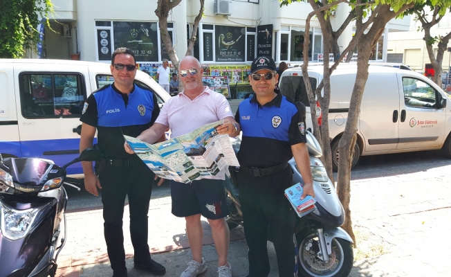 Alanya'nın örnek polisi turistlere harita dağıttı