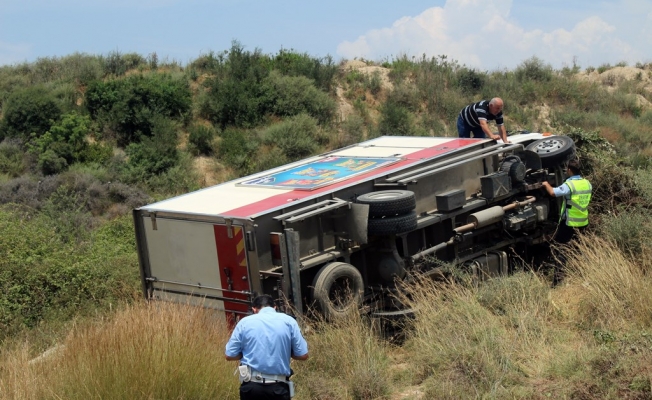 Kamyon devrildi, burunları bile kanamadı