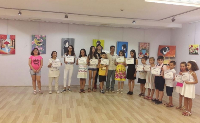 Küçük ressamlar eserlerini sergiledi