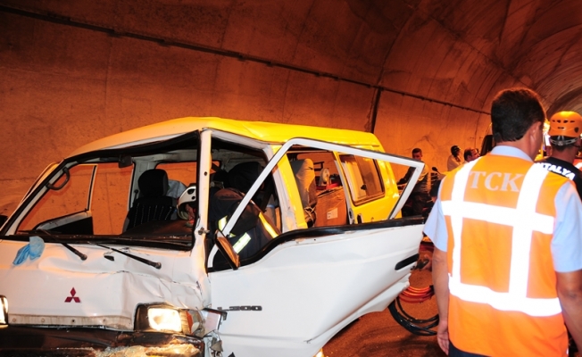 Tünelde feci kaza: Turistler ölümden döndü
