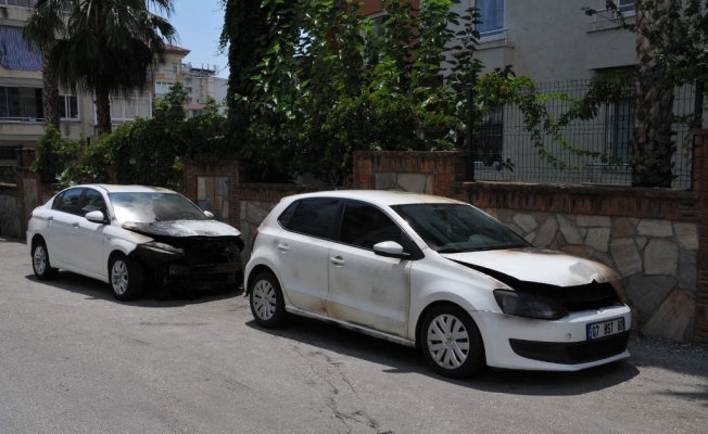 Otomobiller gece yarısı kundaklandı