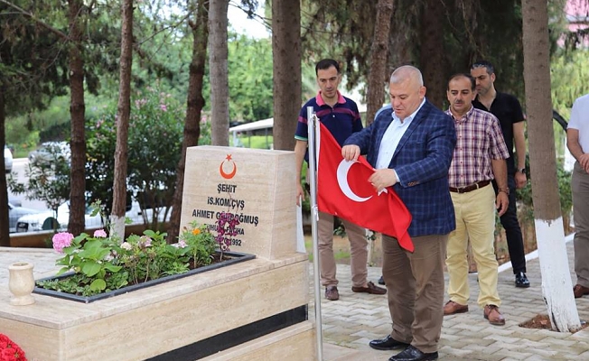 &#039;Şehitlerimizin kanıyla bezeli bu Bayrak dalgalandıkça biz varız&quot;