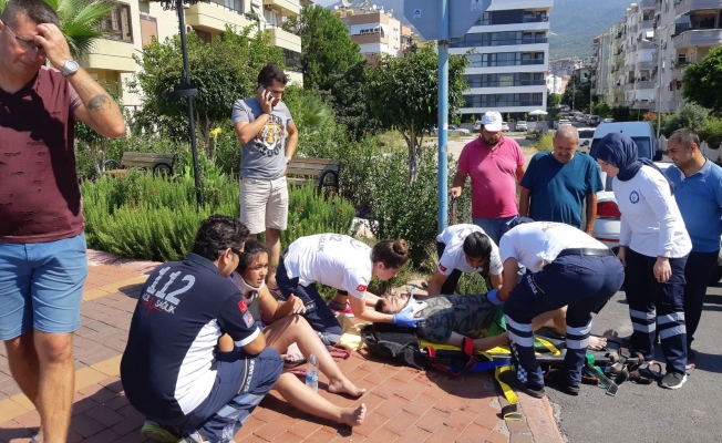 Alanya'da motosikletle otomobil çarpıştı: 2 yaralı