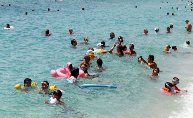 Alanya’da plajlar tıklım tıklım