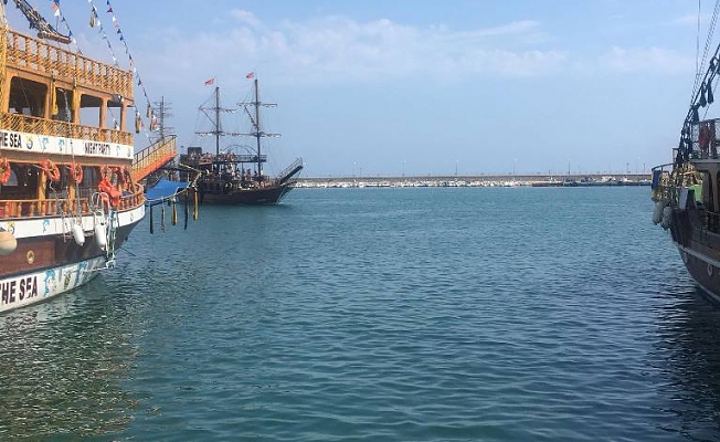 Denize atlayan turist kolunu kırdı