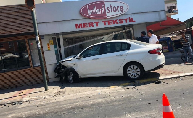 Kontrolden çıkan otomobil perdeciye daldı