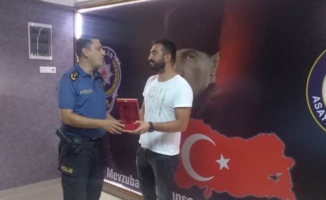 Şark görevi çıkan polis plaketle uğurlandı
