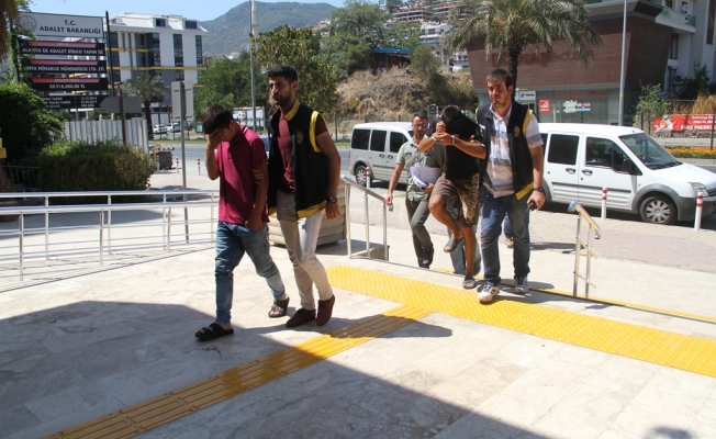 Telefon hırsızları yakayı ele verdi