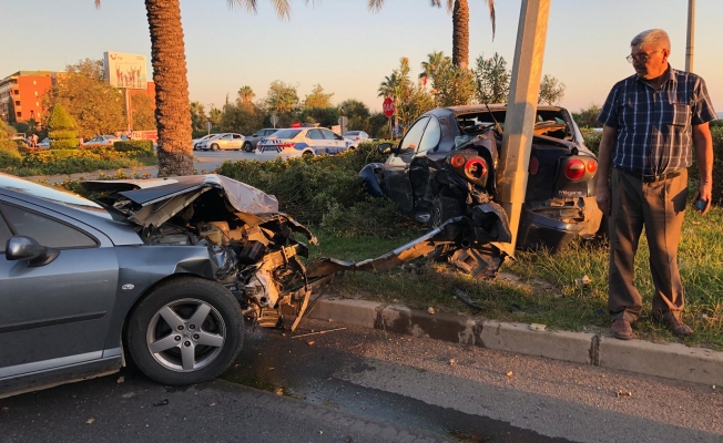 Alanya ‘da 2 otomobil çarpıştı: 1’i çocuk 3 yaralı