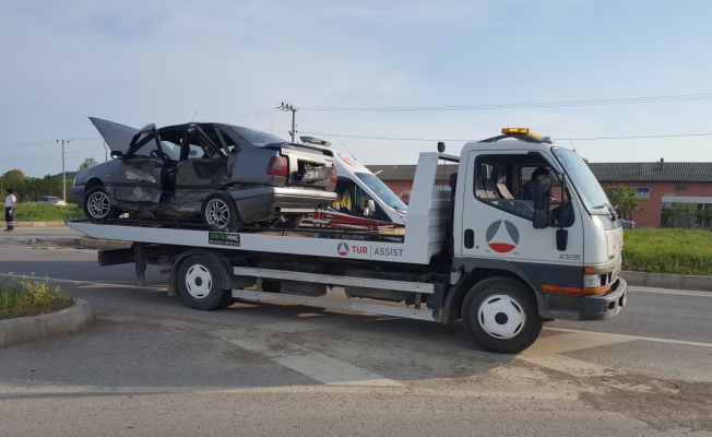 Alanya'da 2 otomobilin çarpıştığı kazada 5 kişi yaralandı 