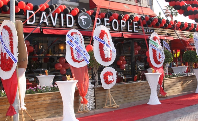 David People&#039;a şık açılış