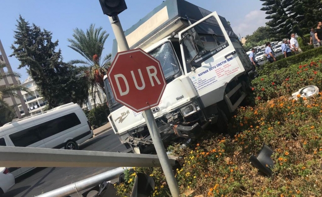 Kontrolden çıkan kamyonet dehşet saçtı