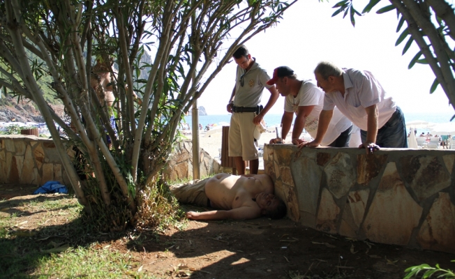 Aniden yere yığılan kişi paniğe neden oldu