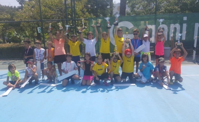 Minik tenisçiler ödüllerini aldı