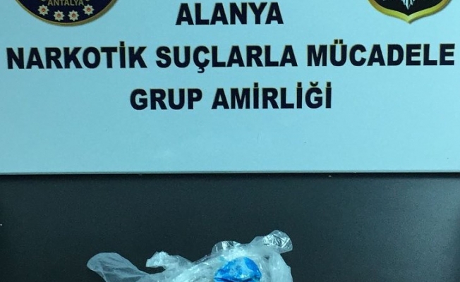 Polisi görünce hapı yuttu