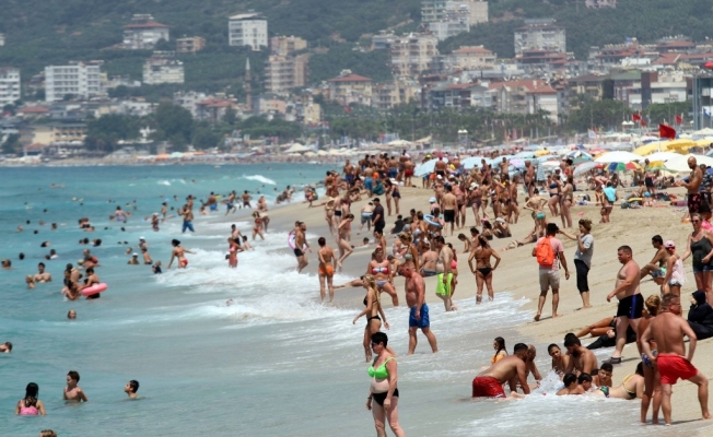 Sahiller turistlere kaldı