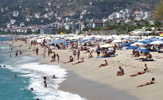 Turistler sahili doldurdu