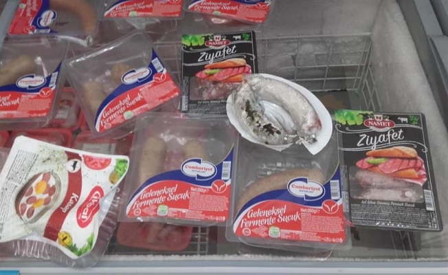 Zabıtanın denetiminde küflenmiş sucuk çıktı!
