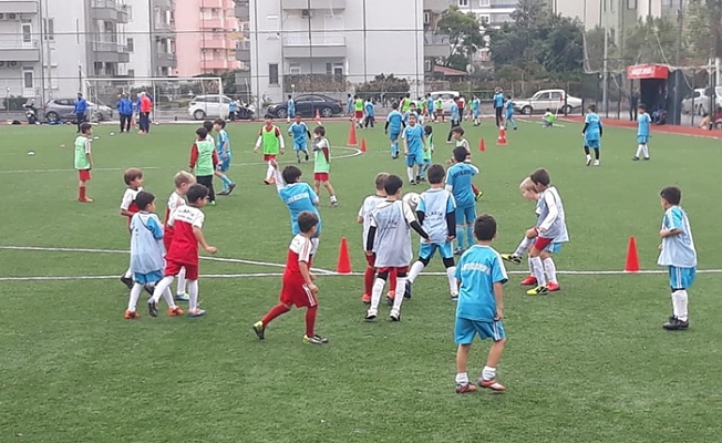 Alanya Belediyespor’un Kış Futbol Okulu’na kışın da ilgi büyük