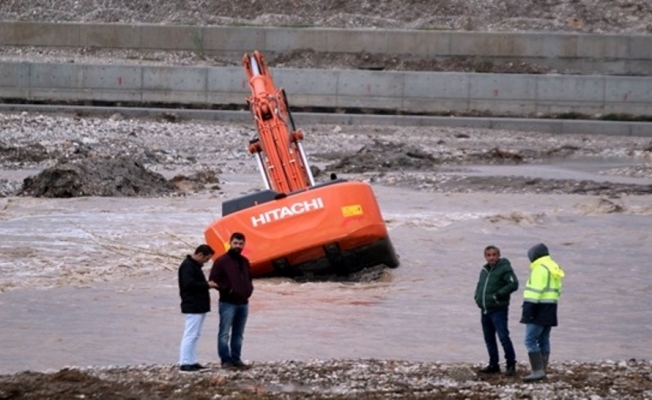 Aşırı yağıştan iş makinesi suya gömüldü