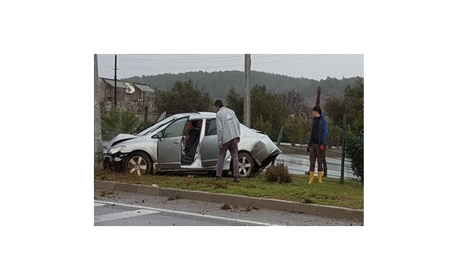 Alanya’da otomobil refüje çarptı: 1 yaralı