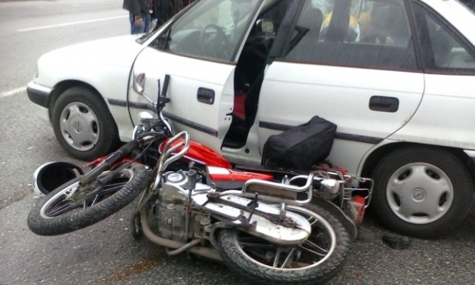 Alanya’da motosikletle otomobil çarpıştı: 3 yaralı