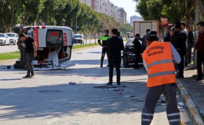 Ambulansla otomobil çarpıştı: 1 kişi öldü