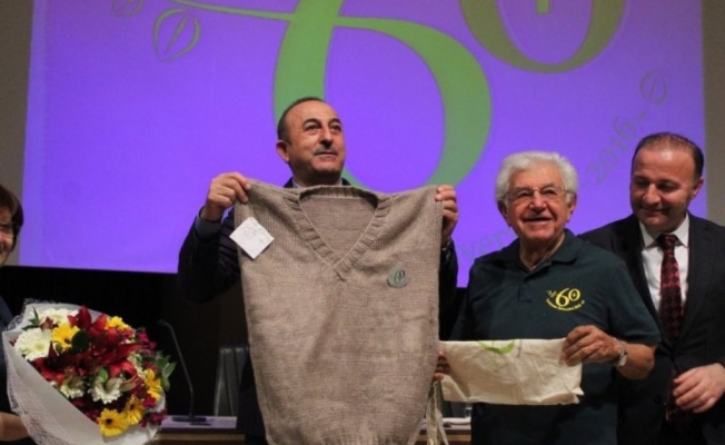 Çavuşoğlu, 60+ Tazelenme Üniversitesinde kazak giydi