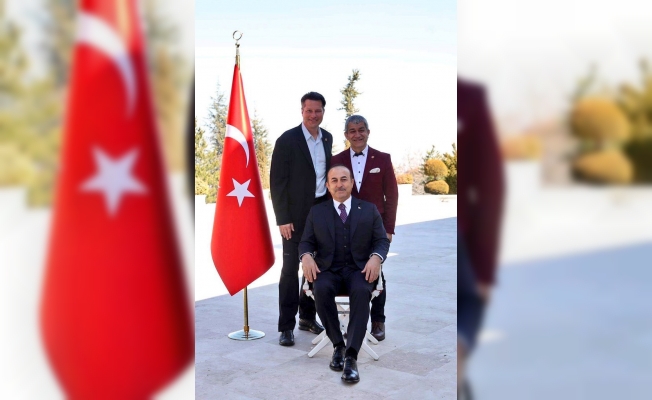 Çavuşoğlu, Türkiye'nin tanıtımı için poz verdi