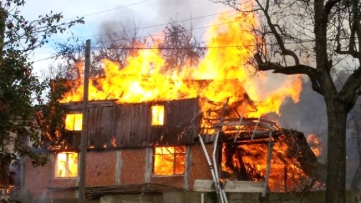 Alanya'da evde elektrikli sobadan yangın çıktı
