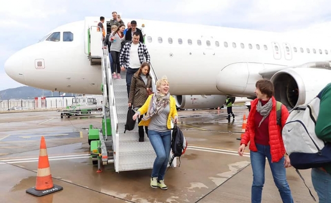 Alanya'da turizimciler yılın ilk Litvanyalı turistlerini karşıladı
